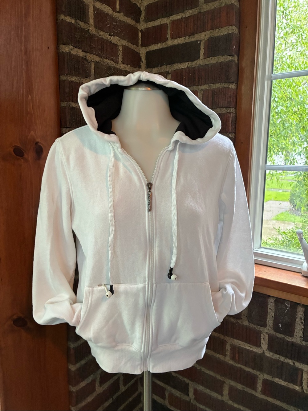Hoodiebuddie HB3 Tech earbuds White Zip-Up Hoodie with Black Hood Lining